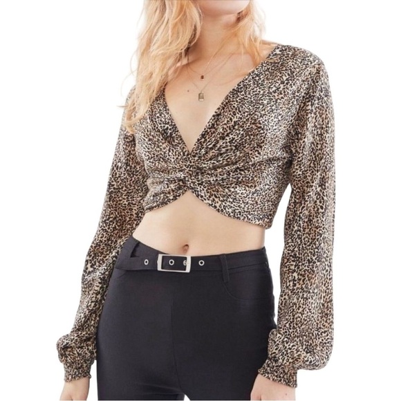Urban Outfitters Leopard Print Twisted Front Long Sleeve Crop Top Shirt Size MED - Picture 1 of 11